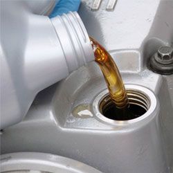 Техническое обслуживание (ТО) автомобилей - Замена масла в двигателе по недорогой цене, замена масла в двигателе в Москве (ЦАО, ВАО, ЮАО)